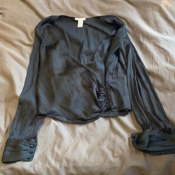 Crop top. - Picture 1 of 2